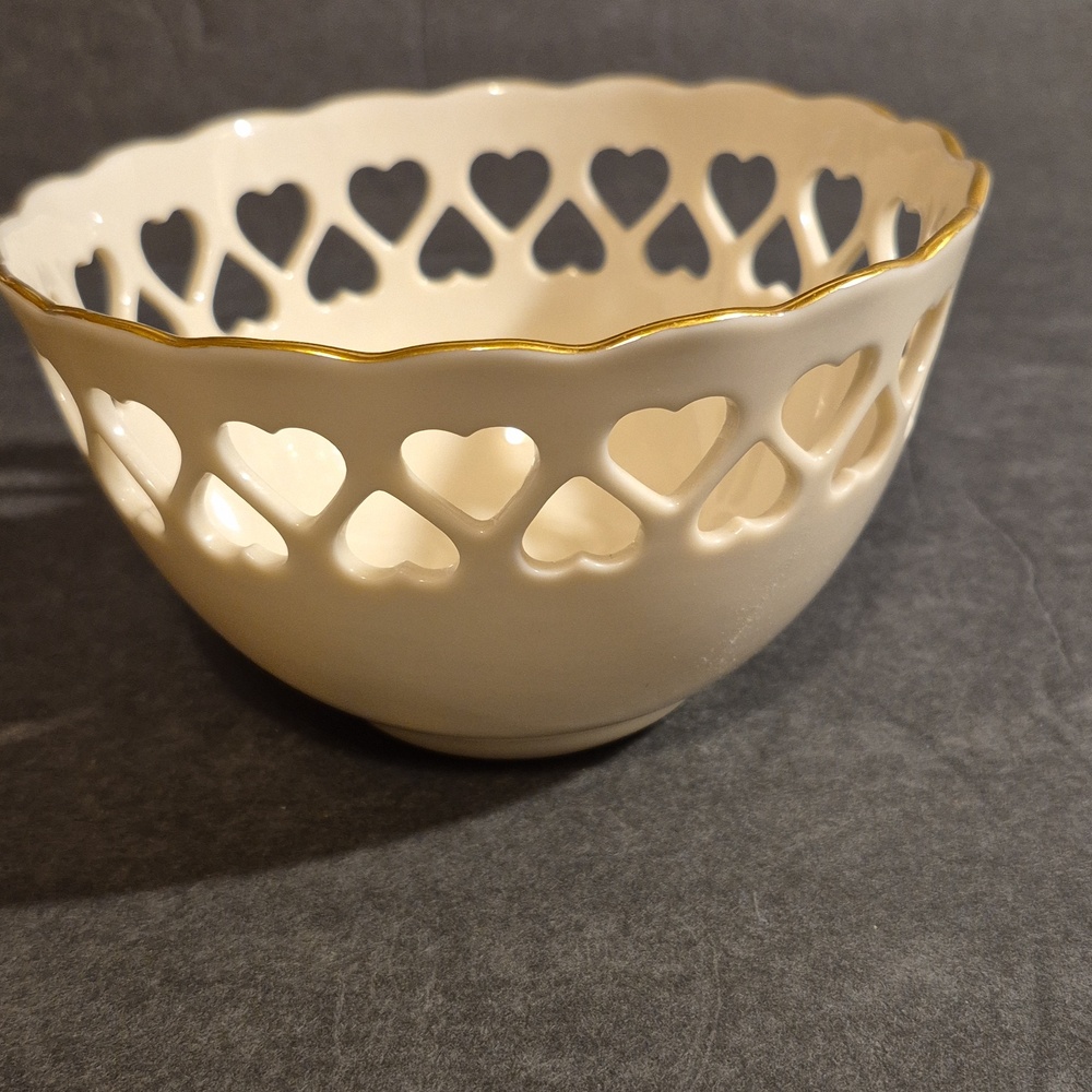 Lenox Ivory Cenntenial Reticulated Hearts Center Embossed Rose Bowl Gold Rim